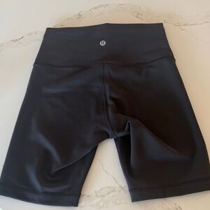 lululemon Women’s Wunder Train High Rise Shorts 8”, size 6